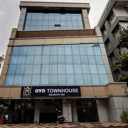Oyo Townhouse 595 Majestic Inn Kochi Екстериор снимка