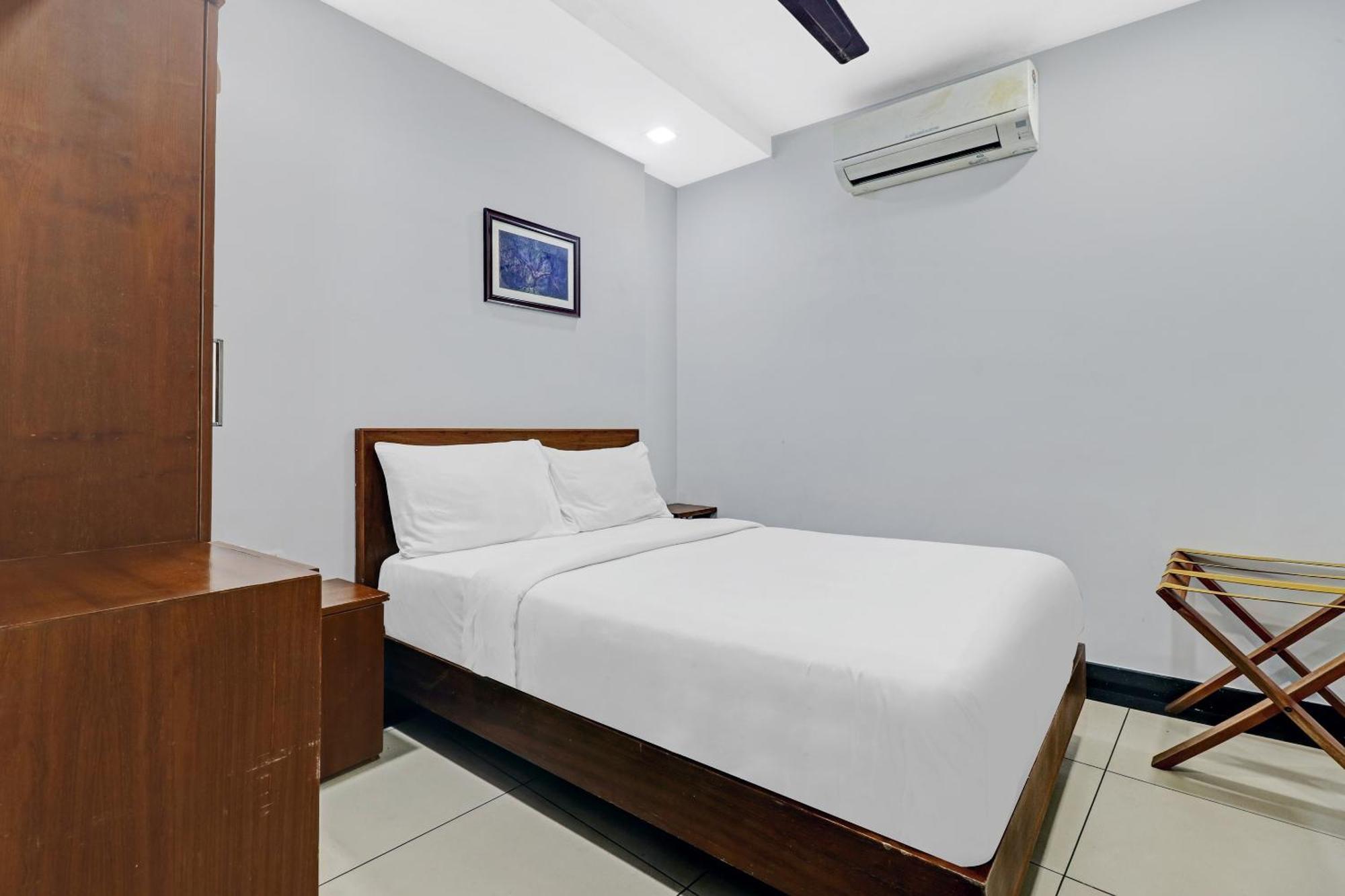 Oyo Townhouse 595 Majestic Inn Kochi Екстериор снимка