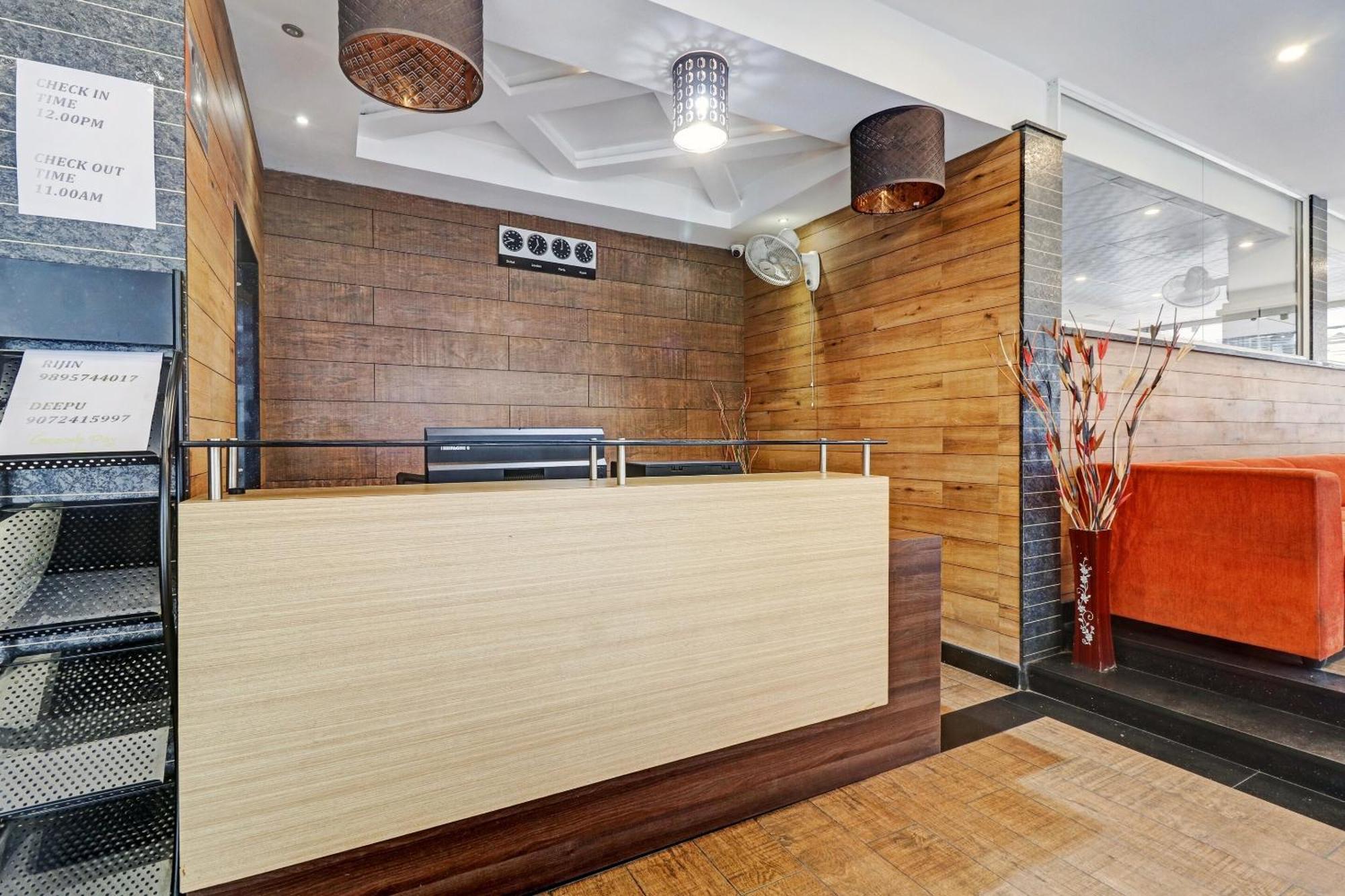 Oyo Townhouse 595 Majestic Inn Kochi Екстериор снимка